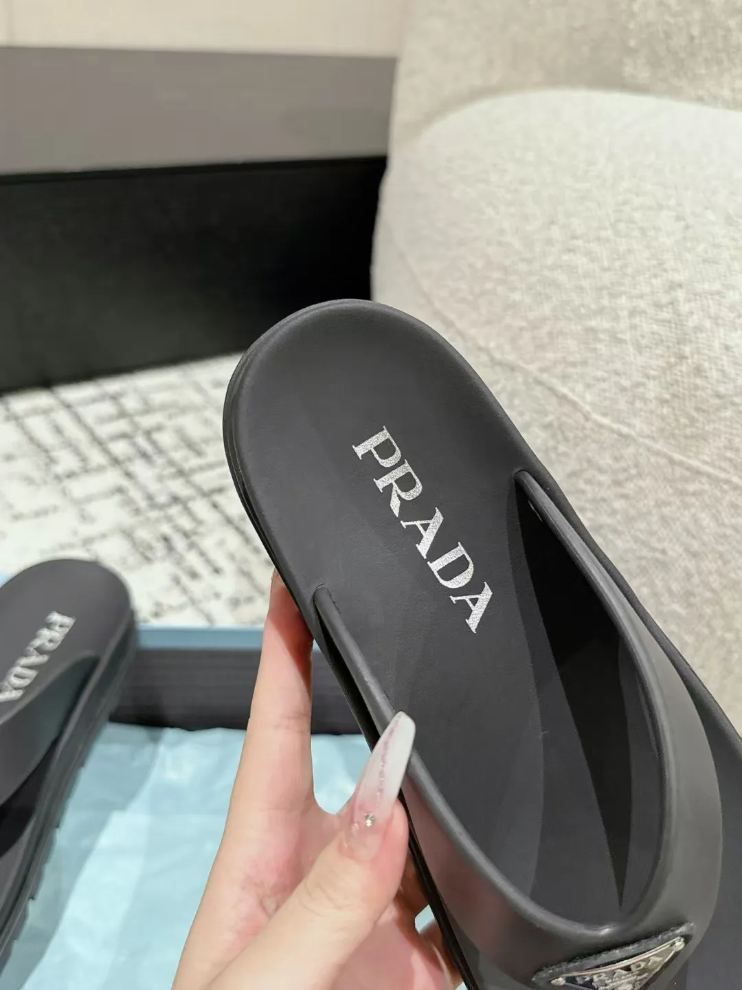 👟👟Ex-factory price 420👟👟 Men's size +10 Couple model Prada 24/ Hot summer hot thick-soled herringbone flip-flops Prada's herringbone flip-flops are a must-have and versatile style for the travel season! ✔️Code number: 39-45 for men, 35-40 for women (customized 40 for women, 45 for men)